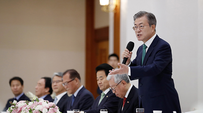 President Moon Jae-in speaks during a luncheon with inter-Korean senior advisors, at Cheong Wa Dae on Sept. 13. (Cheong Wa Dae)